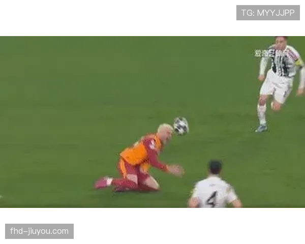 镜头捕捉：斯特拉斯堡球员投诉对方犯规，VAR介入后未判罚点球。