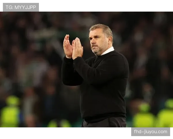 激情庆祝:波斯特科格鲁在热刺打入第三球后与助理教练紧紧相拥